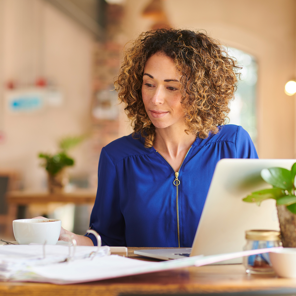 pranayama Woman focusing comfortably on her laptop screen